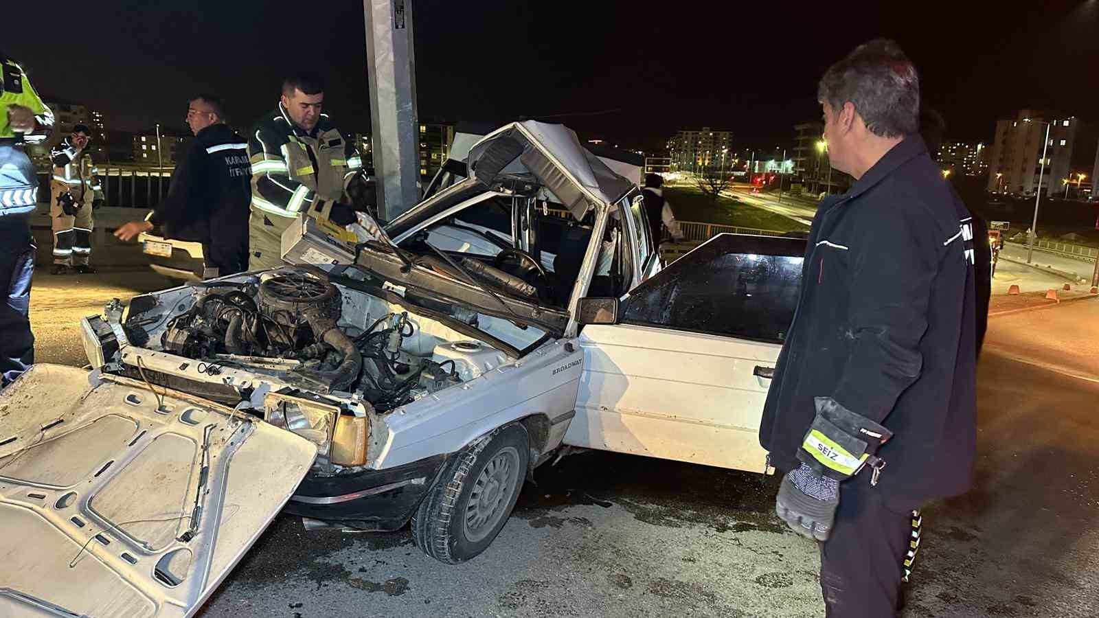 Otomobil aydınlatma direğine çarptı: 1’i ağır, 2 yaralı
