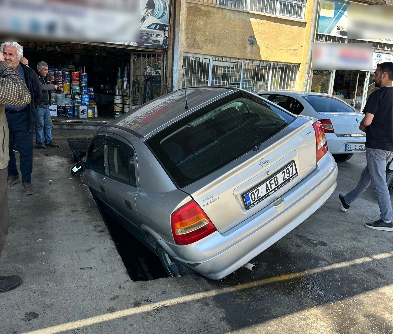 Otomobil bakım kanalına düştü
