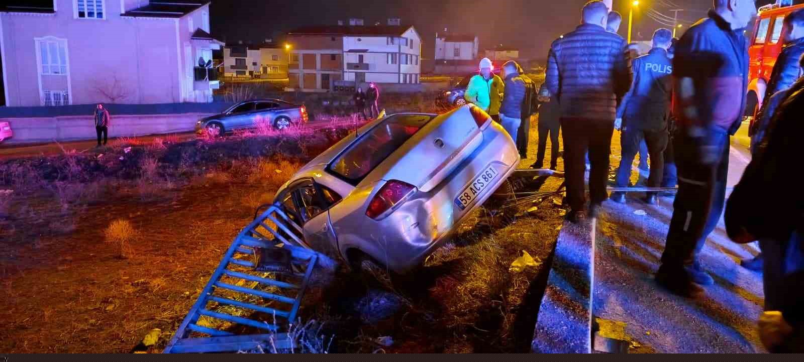 Otomobil bariyere çarptı: 1’i ağır, 2 kişi yaralandı
