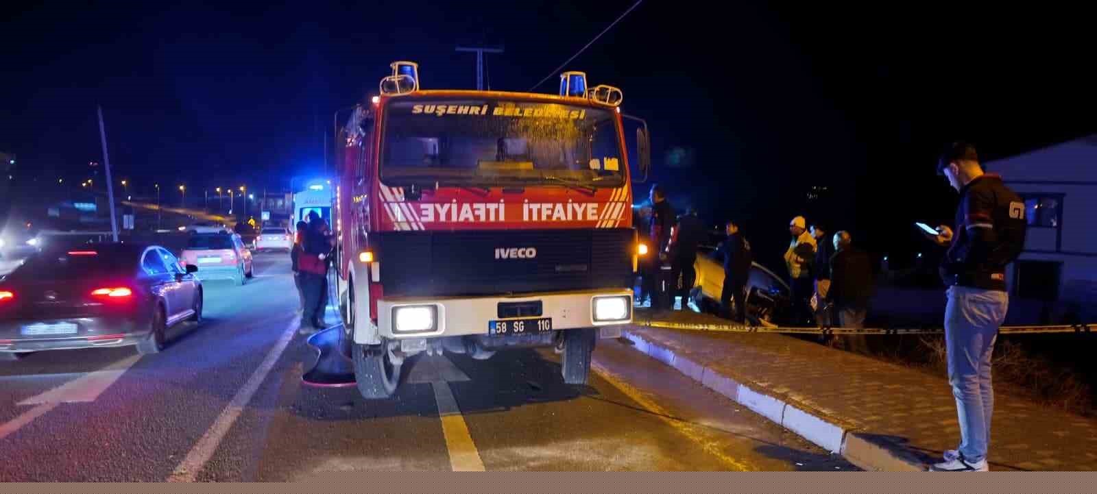 Otomobil bariyere çarptı: 1’i ağır, 2 kişi yaralandı
