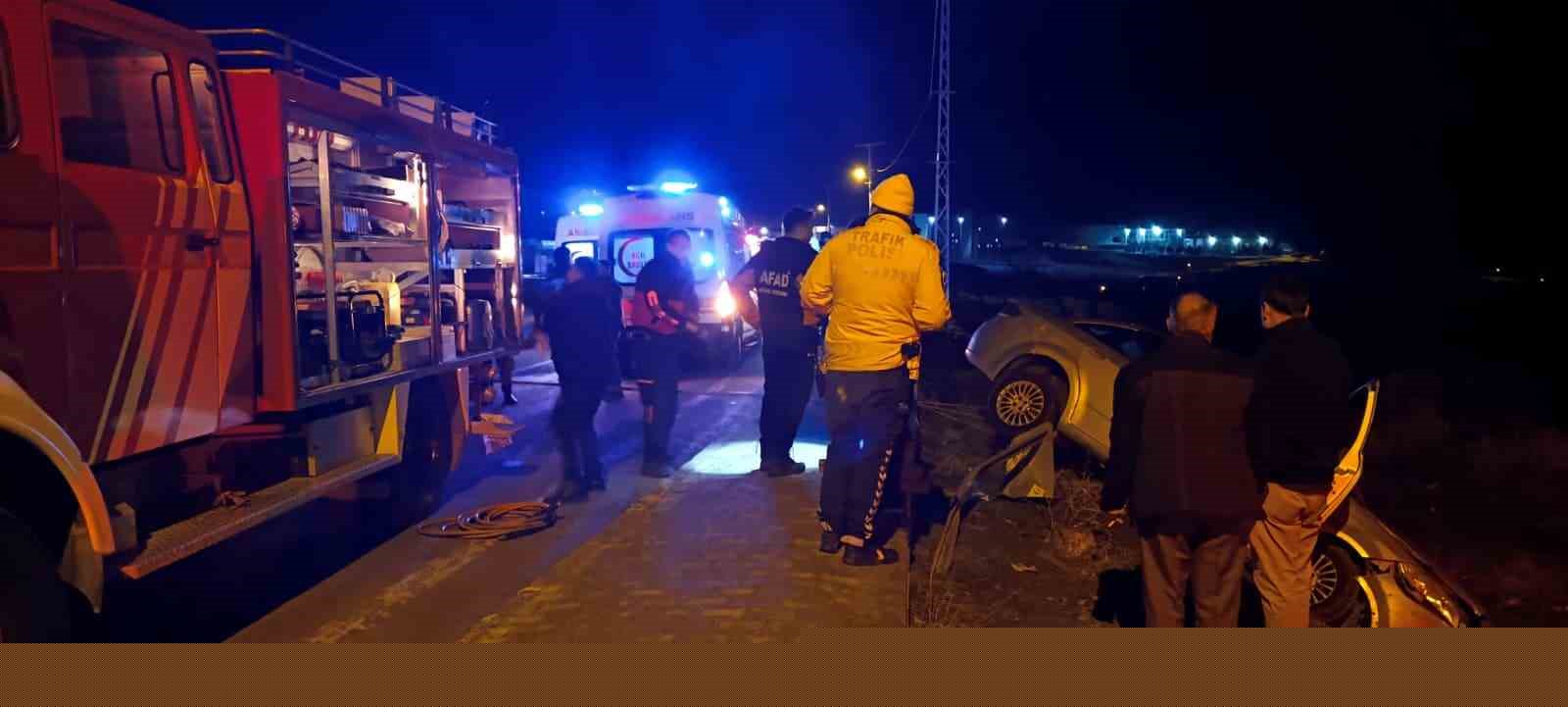 Otomobil bariyere çarptı: 1’i ağır, 2 kişi yaralandı
