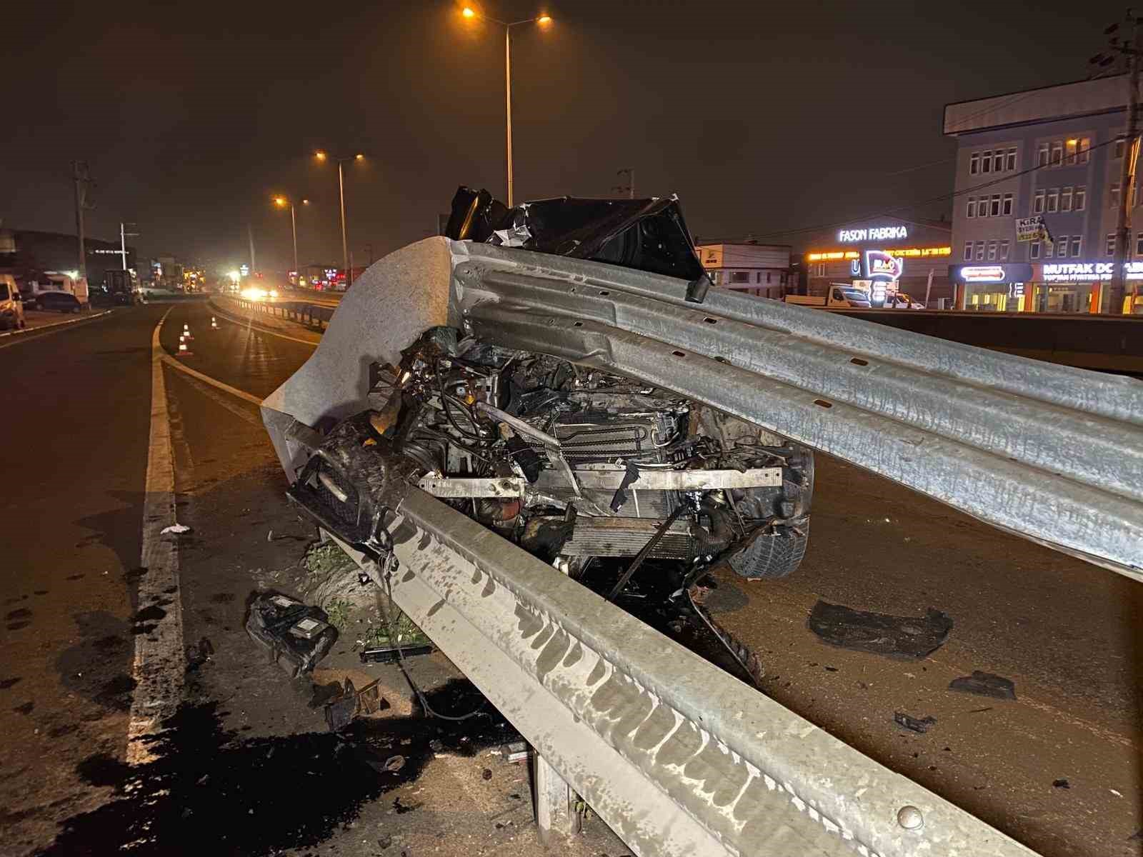 Otomobil bariyere saplandı: Sürücü yara almadan kurtuldu
