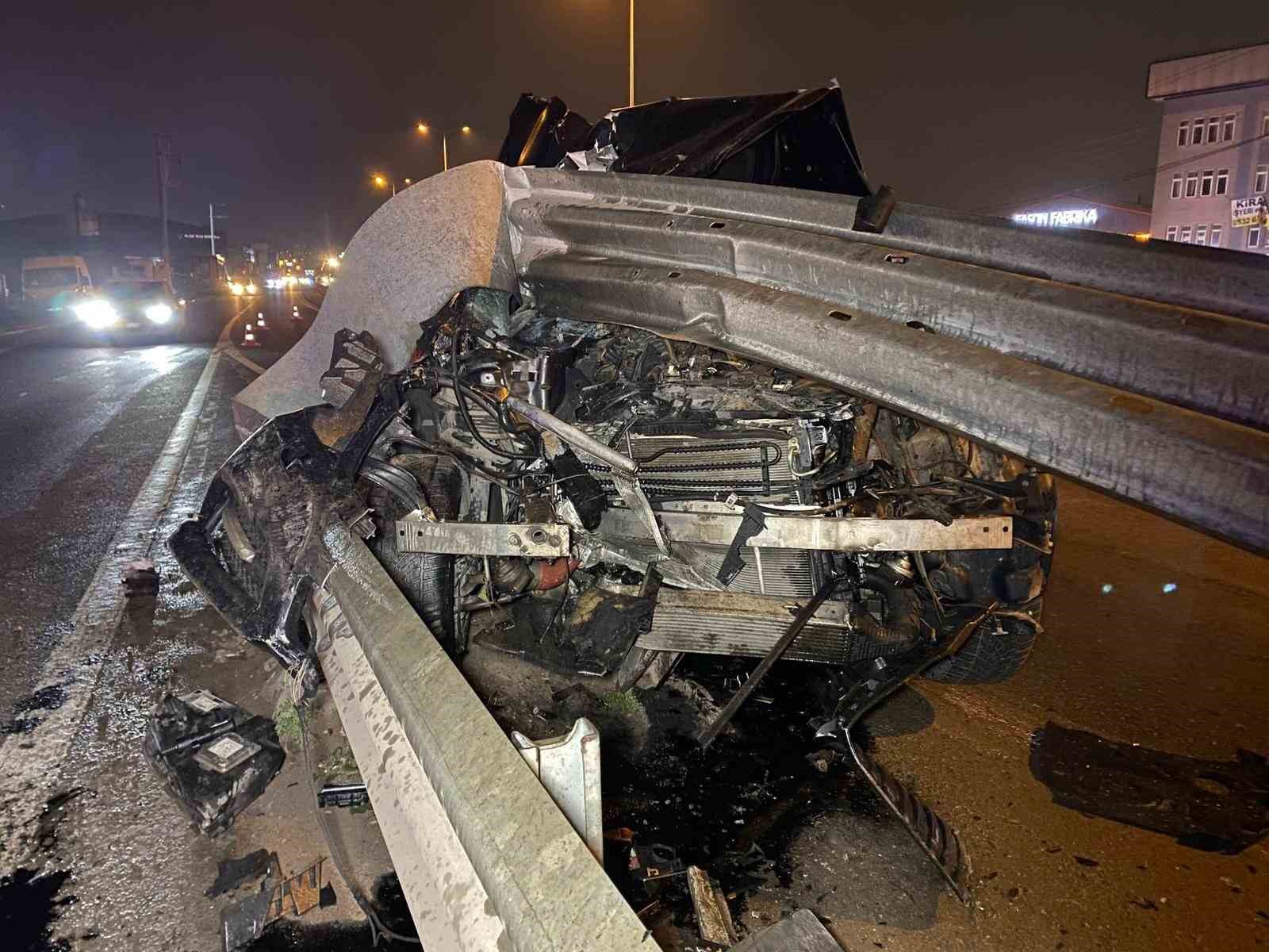 Otomobil bariyere saplandı: Sürücü yara almadan kurtuldu
