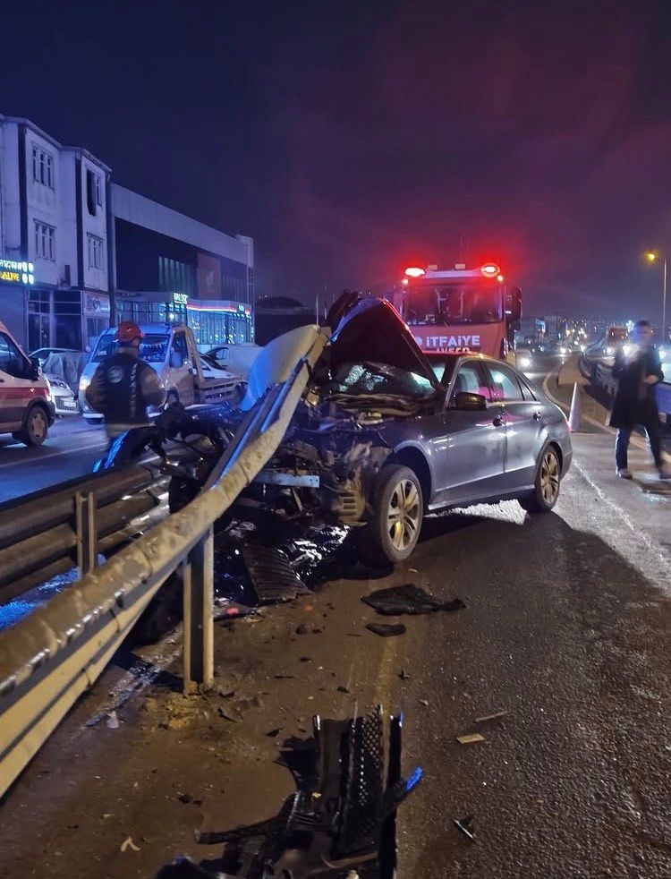 Otomobil bariyere saplandı: Sürücü yara almadan kurtuldu
