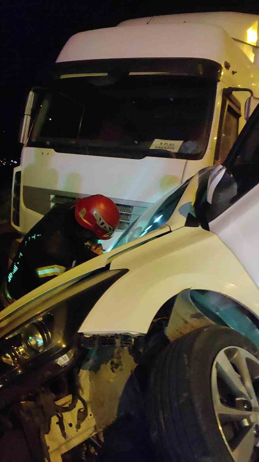 Otomobil bariyerlerde 15 metre sürüklenerek tıra çarptı: 4 yaralı
