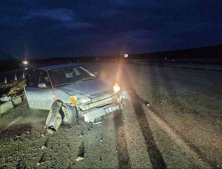 Otomobil bariyerlere çarptı, 4 kişi yaralandı
