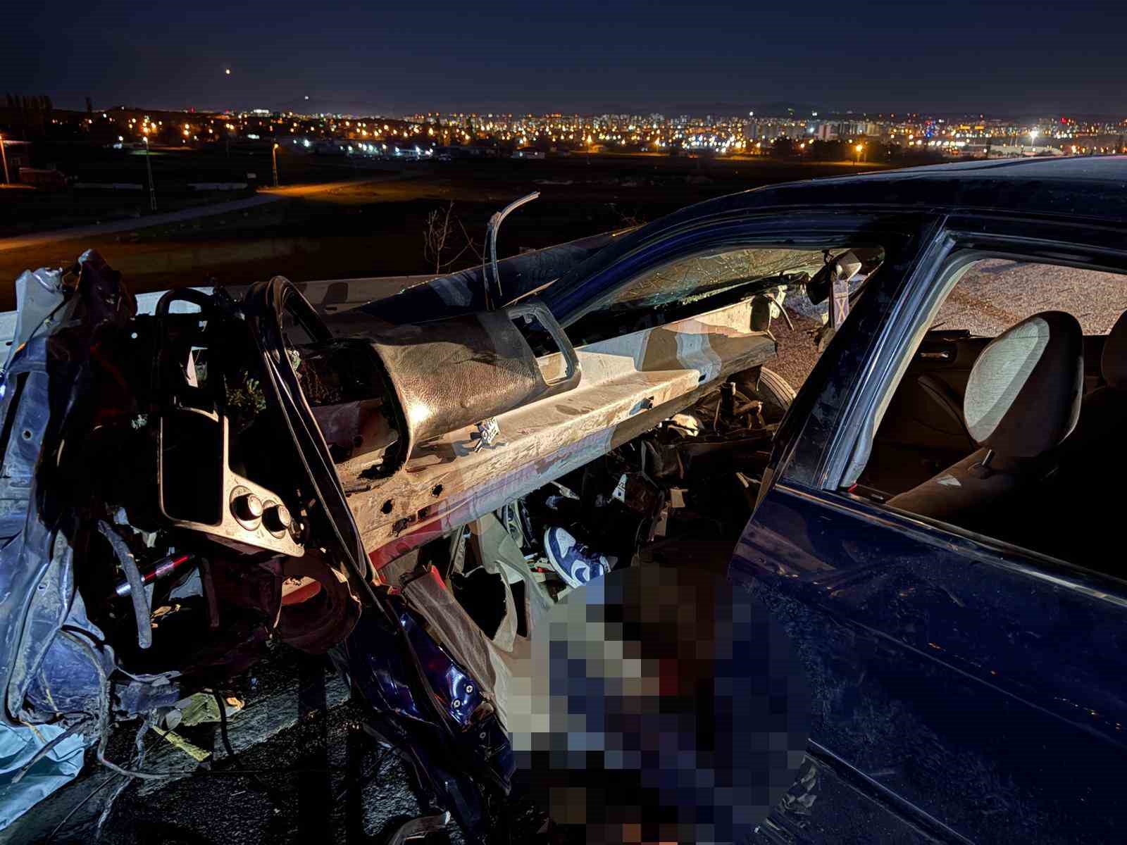 Otomobil bariyerlere ok gibi saplandı: 1 ağır yaralı
