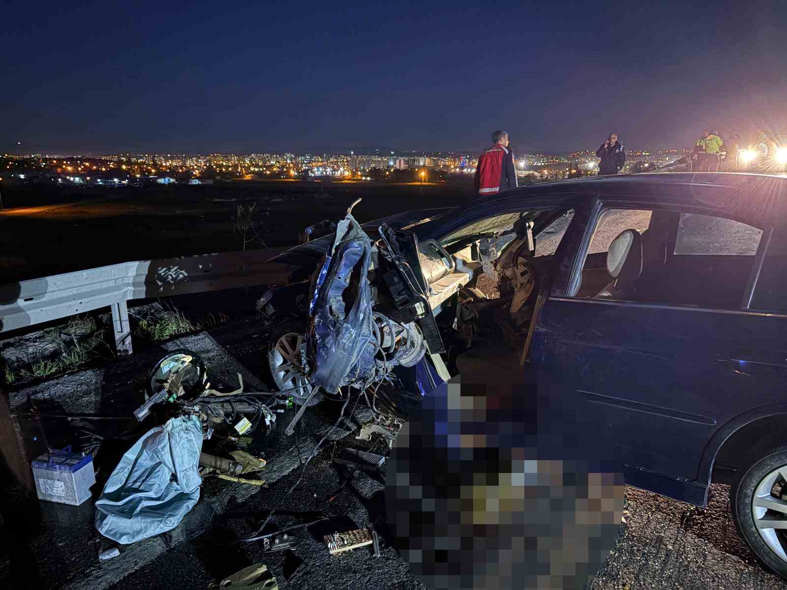 Otomobil bariyerlere ok gibi saplandı: 1 ağır yaralı
