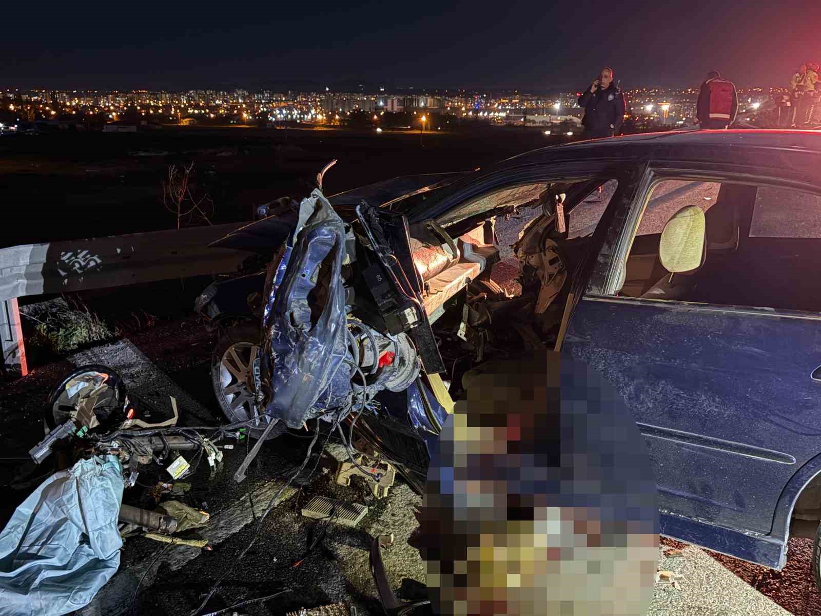 Otomobil bariyerlere ok gibi saplandı: 1 ağır yaralı
