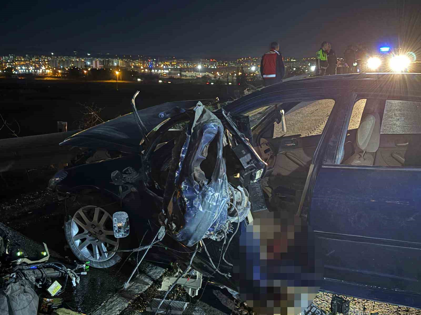 Otomobil bariyerlere ok gibi saplandı: 1 ağır yaralı
