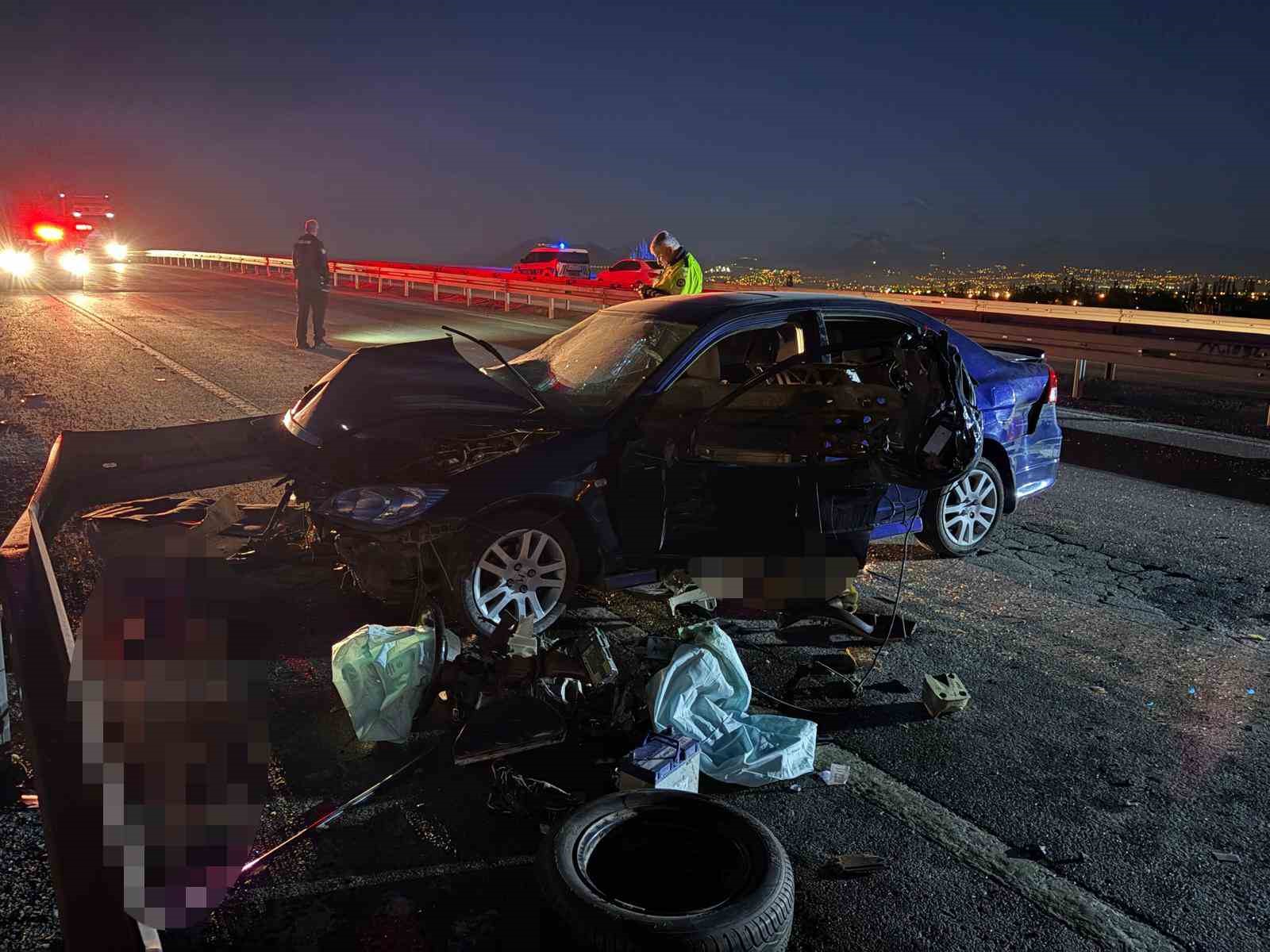 Otomobil bariyerlere ok gibi saplandı: 1 ağır yaralı
