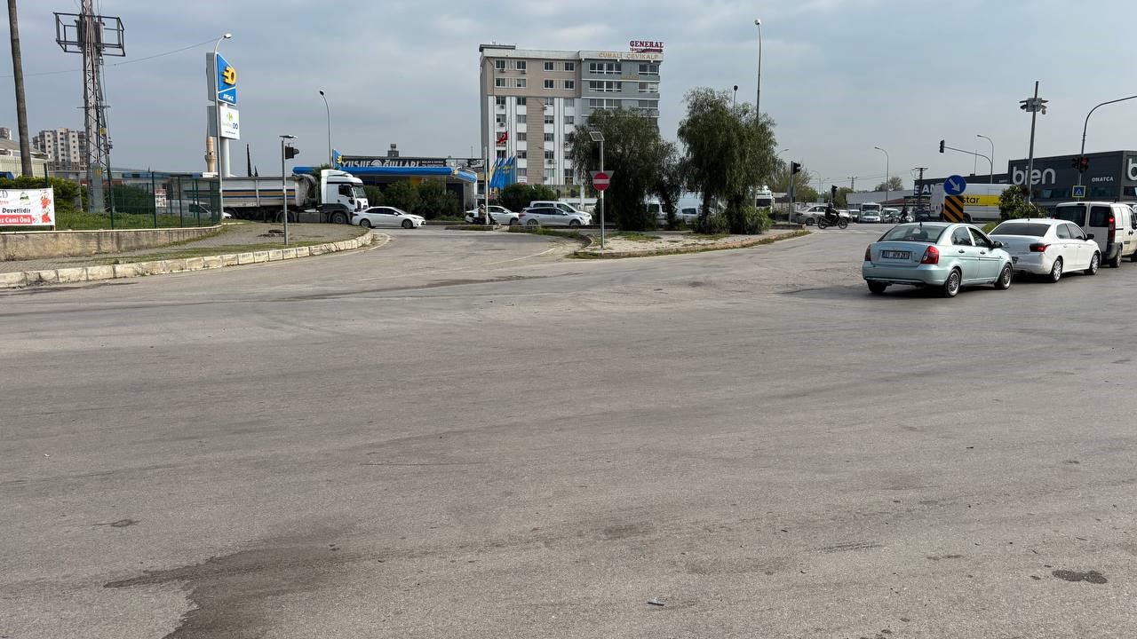 Otomobil çarptı, elektrikli bisiklet ikiye bölündü: Sürücü havada takla attı
