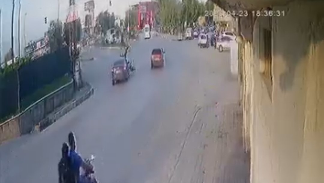 Otomobil çarptı, elektrikli bisiklet ikiye bölündü: Sürücü havada takla attı
