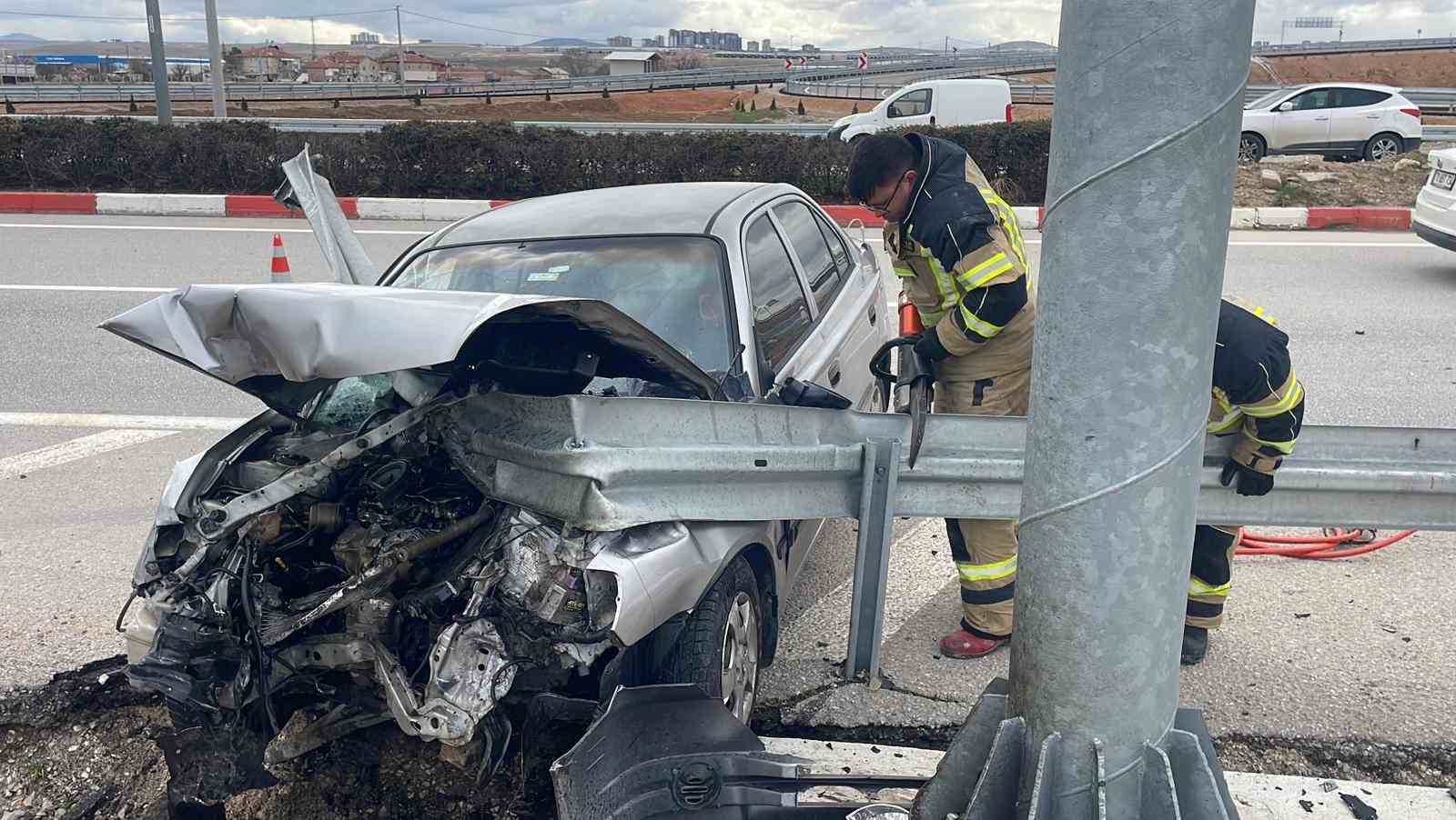 Otomobil demir bariyere ok gibi saplandı: Karı koca ölümden döndü
