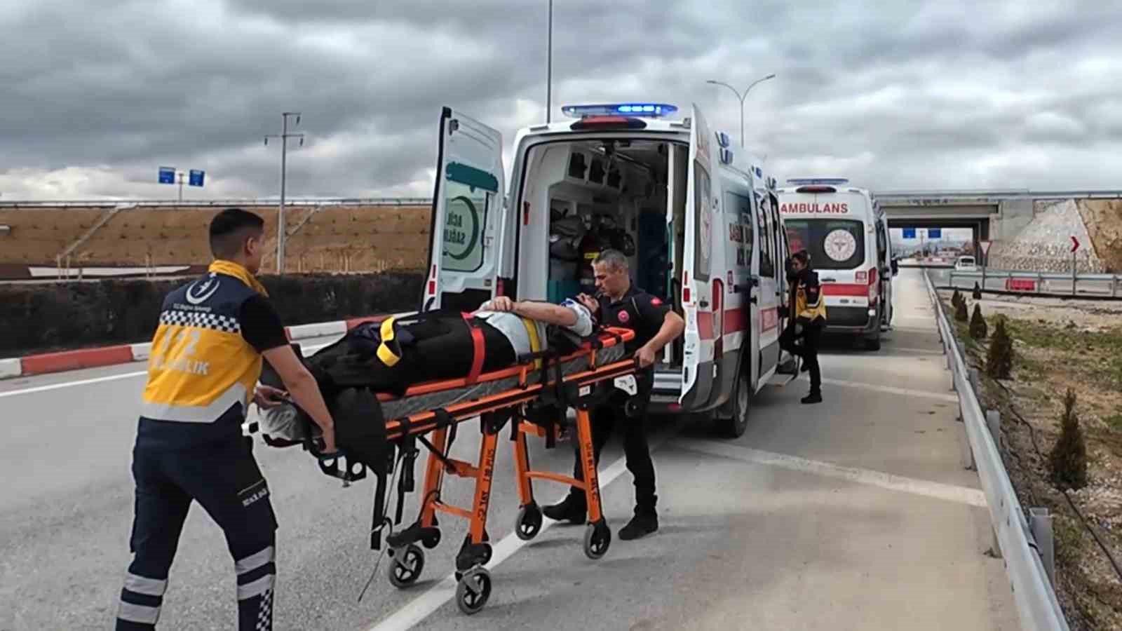 Otomobil demir bariyere ok gibi saplandı: Karı koca ölümden döndü
