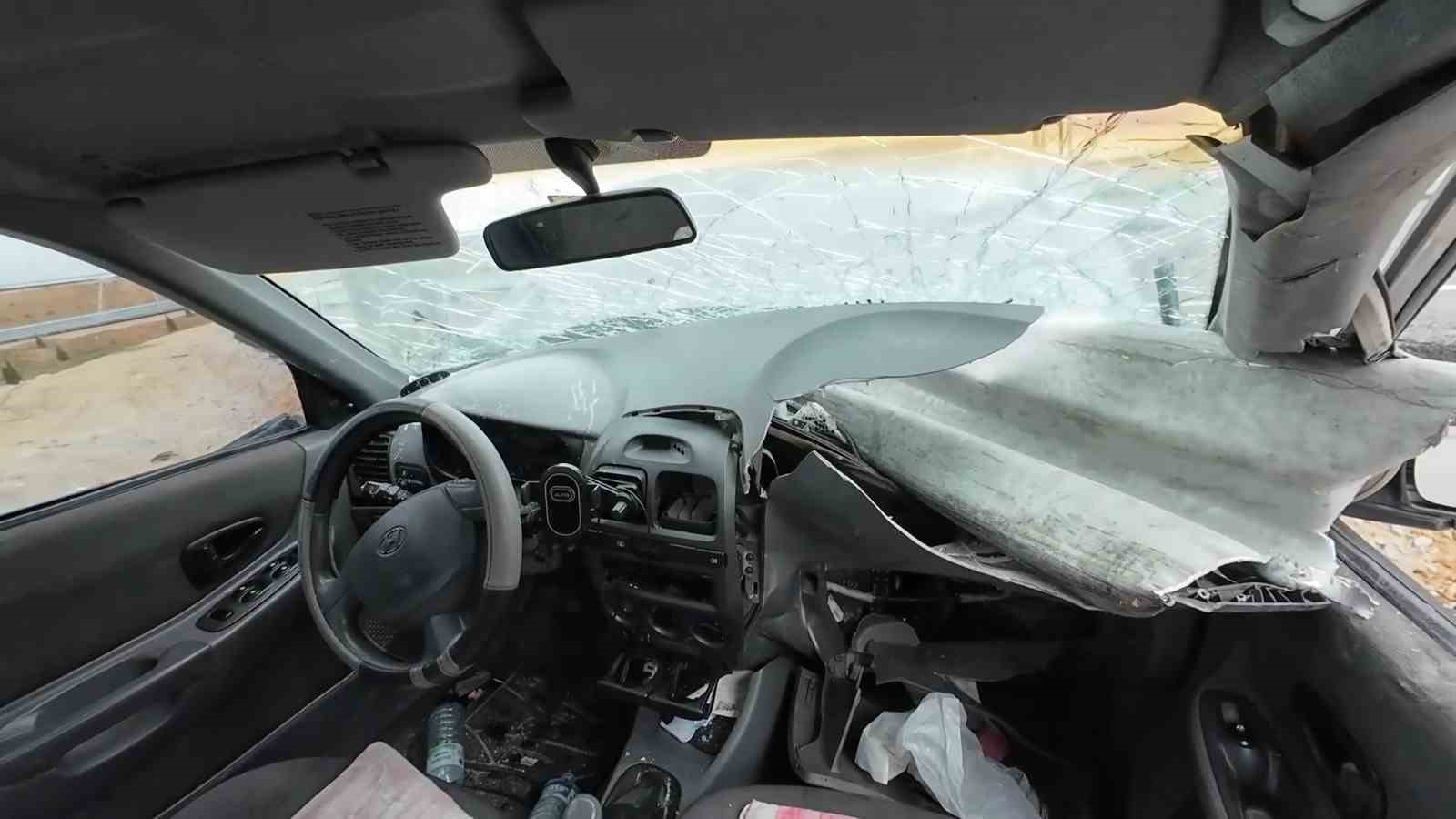 Otomobil demir bariyere ok gibi saplandı: Karı koca ölümden döndü
