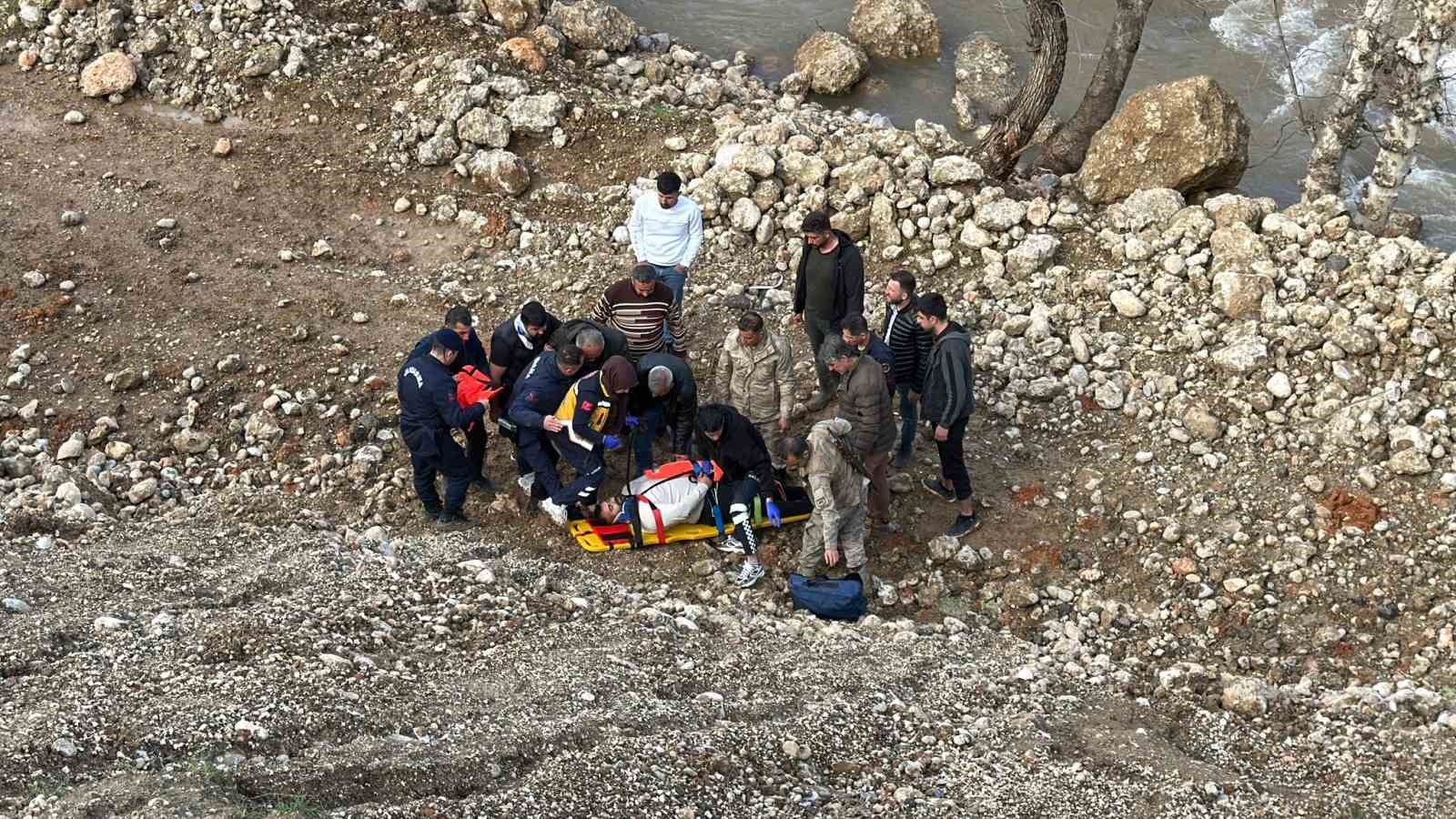 Otomobil dere yatağına yuvarlandı: 3 yaralı
