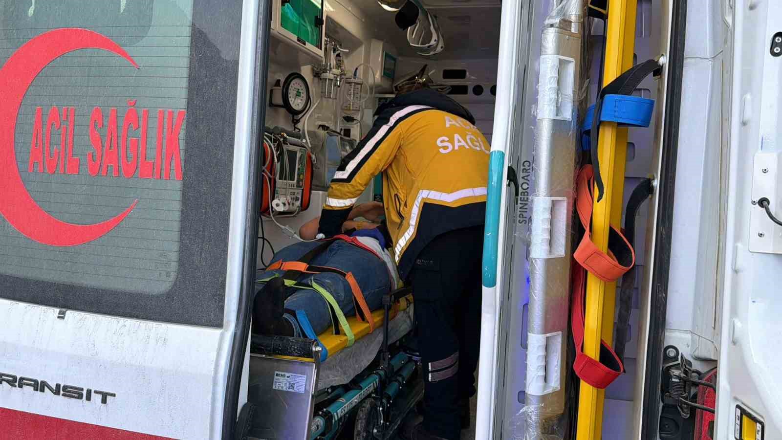 Otomobil dere yatağına yuvarlandı: 3 yaralı
