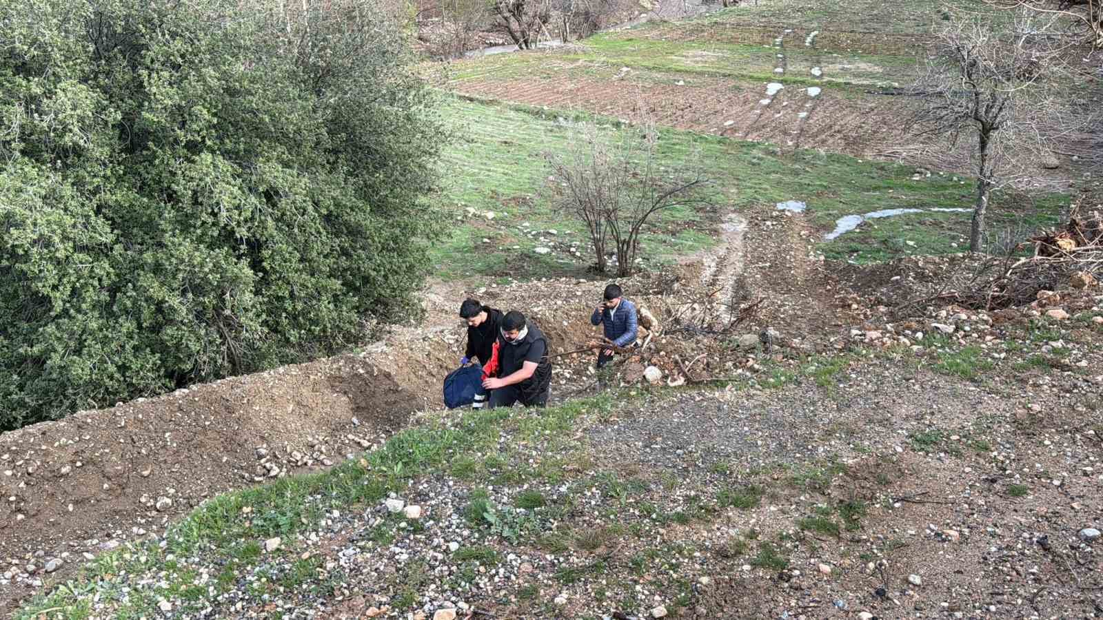 Otomobil dere yatağına yuvarlandı: 3 yaralı
