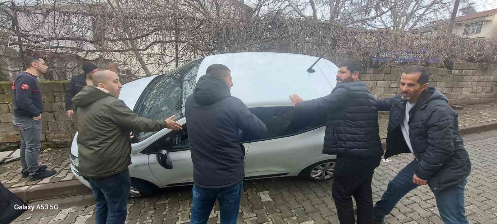 Otomobil duvara çarptı: 2 yaralı
