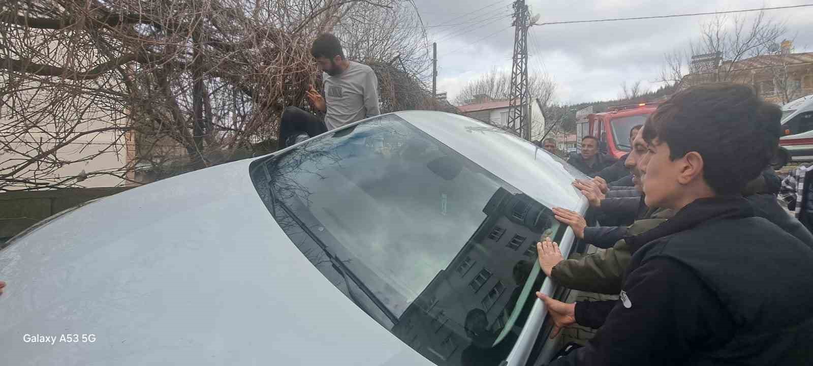 Otomobil duvara çarptı: 2 yaralı
