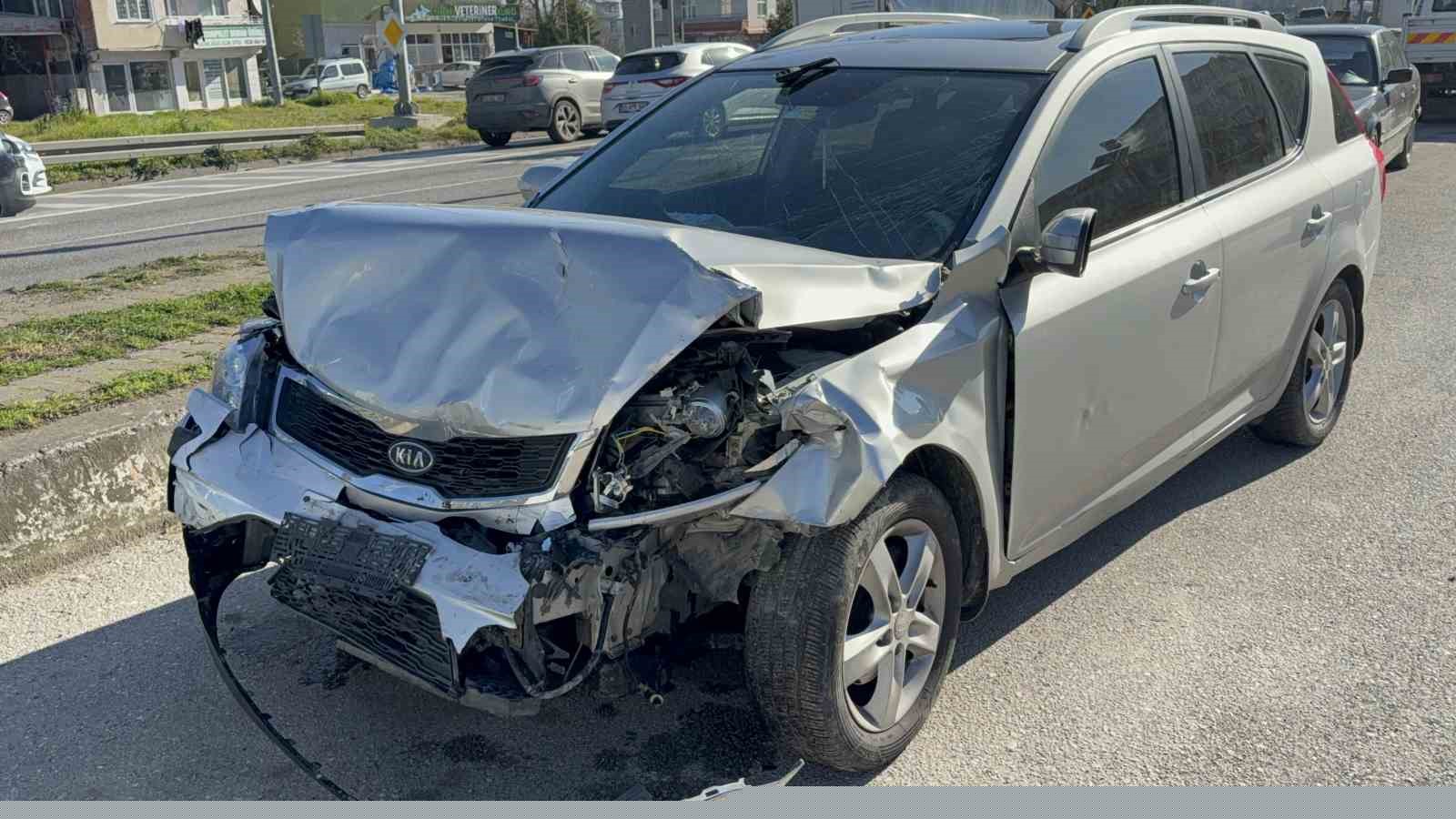 Otomobil hafif ticari araca çarptı: 4 yaralı
