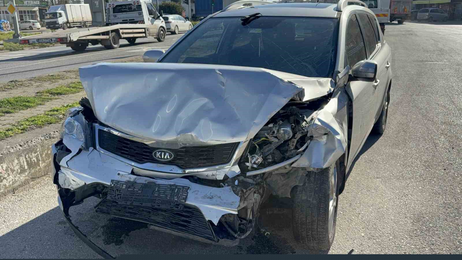 Otomobil hafif ticari araca çarptı: 4 yaralı
