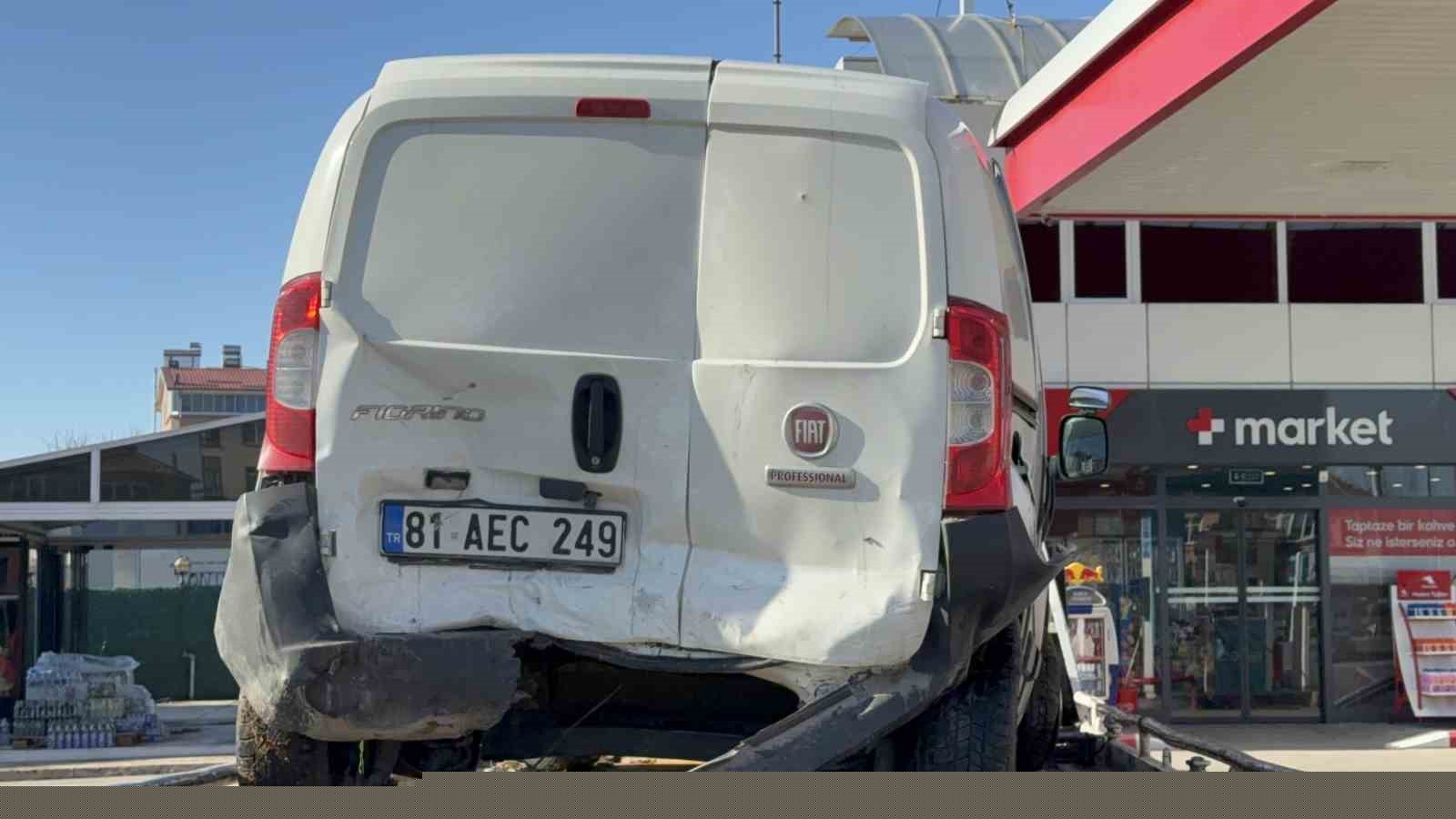 Otomobil hafif ticari araca çarptı: 4 yaralı
