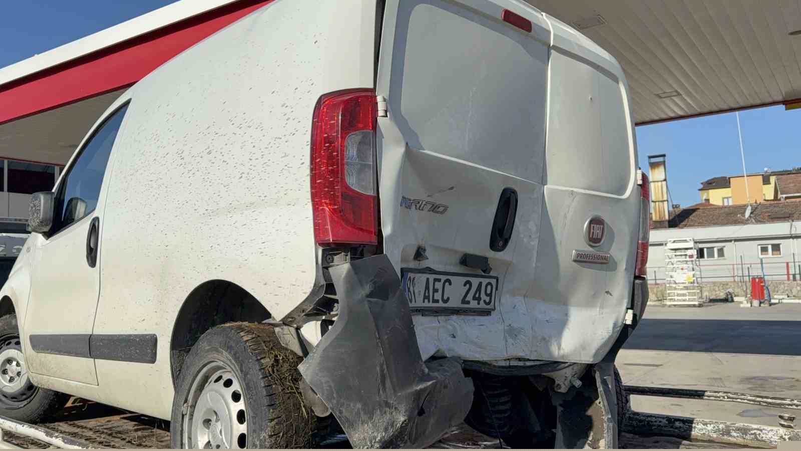 Otomobil hafif ticari araca çarptı: 4 yaralı
