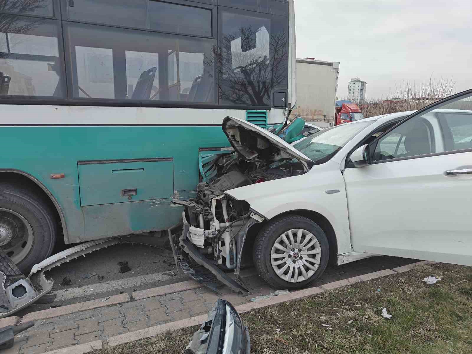 Otomobil halk otobüsüne çarptı, maddi hasar oluştu
