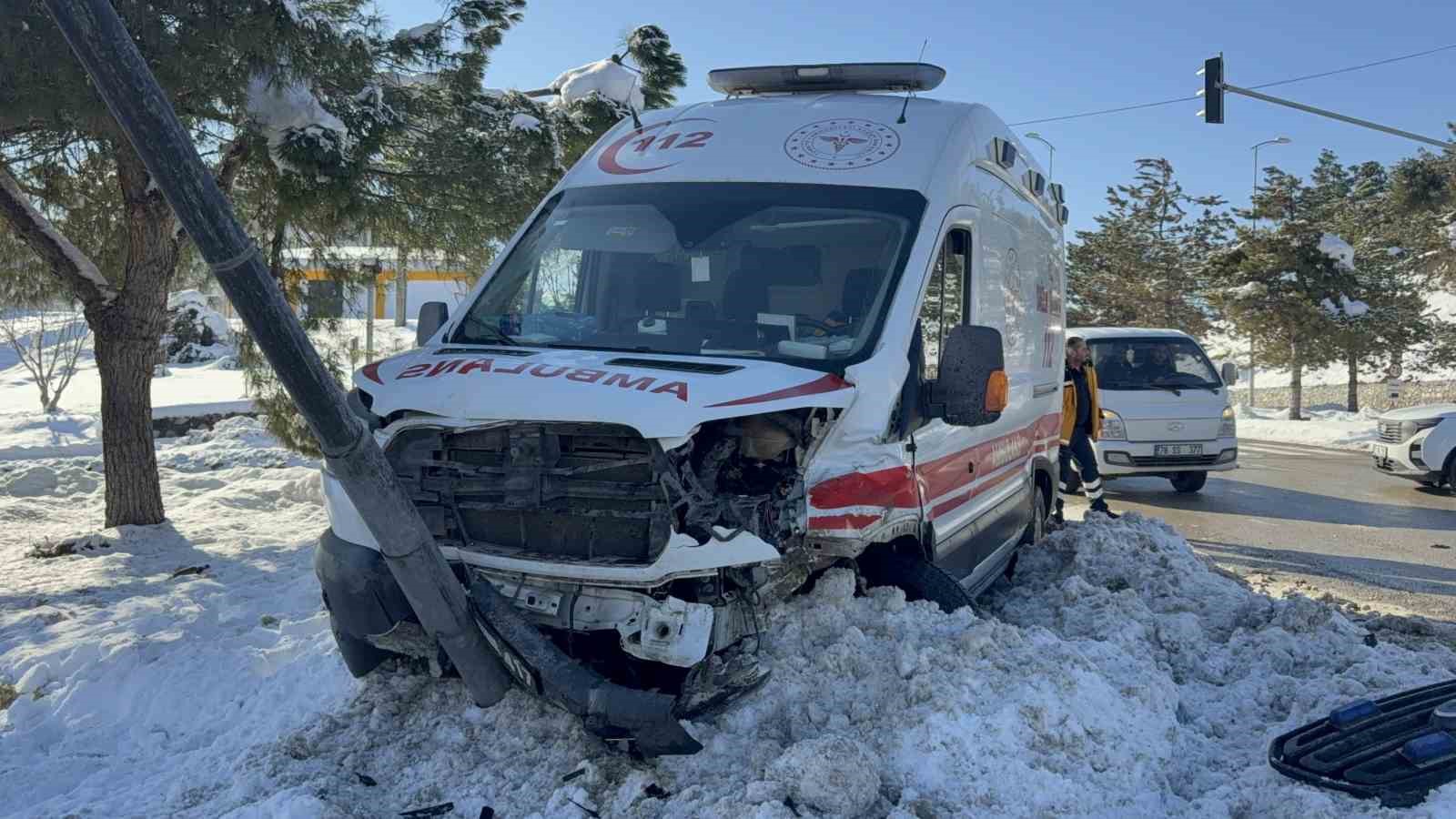 Otomobil ile ambulans çarpıştı: 2 yaralı
