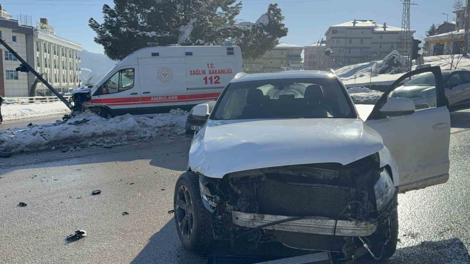 Otomobil ile ambulans çarpıştı: 2 yaralı
