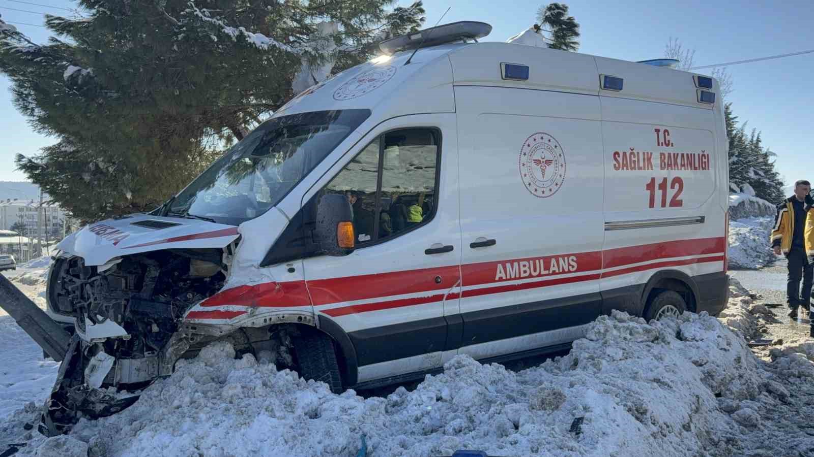 Otomobil ile ambulans çarpıştı: 2 yaralı
