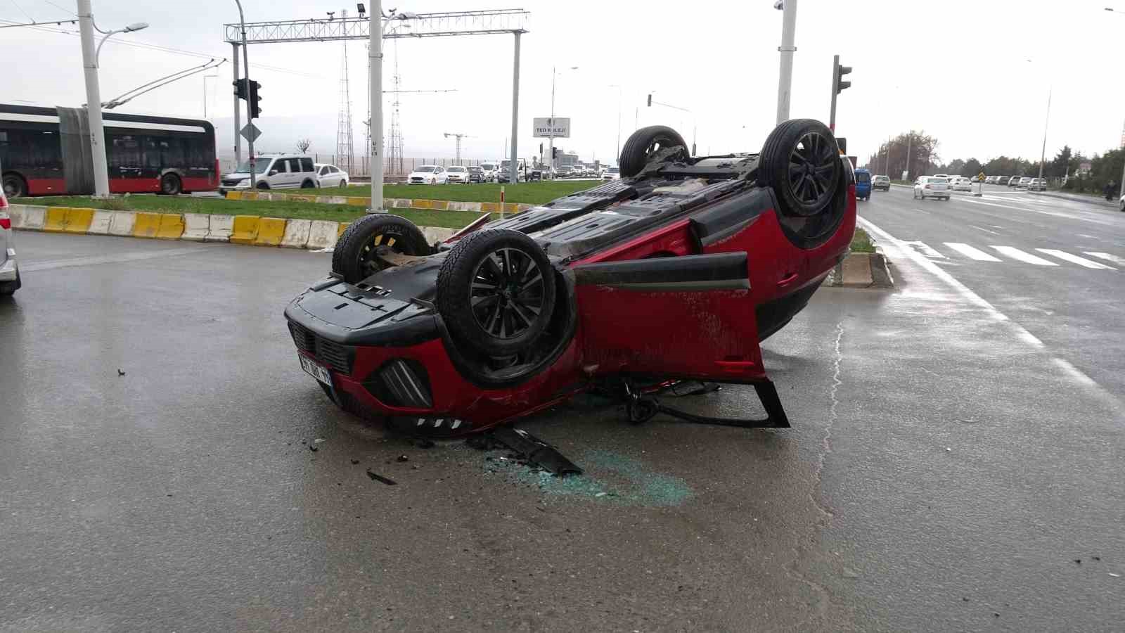 Otomobil ile çarpışan araç ters döndü: 2 yaralı
