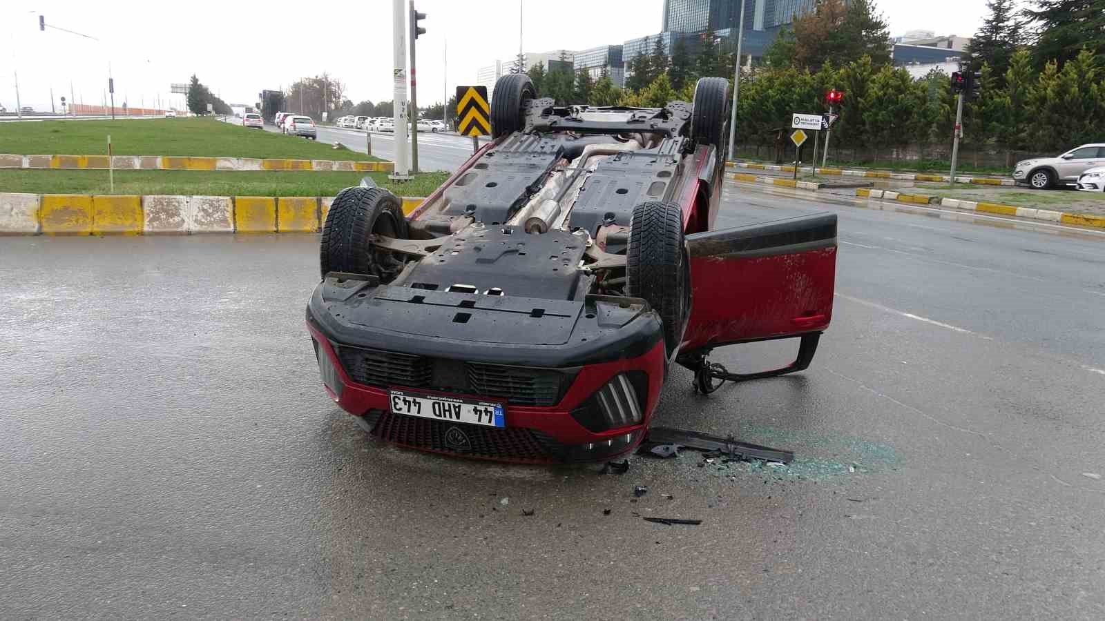 Otomobil ile çarpışan araç ters döndü: 2 yaralı
