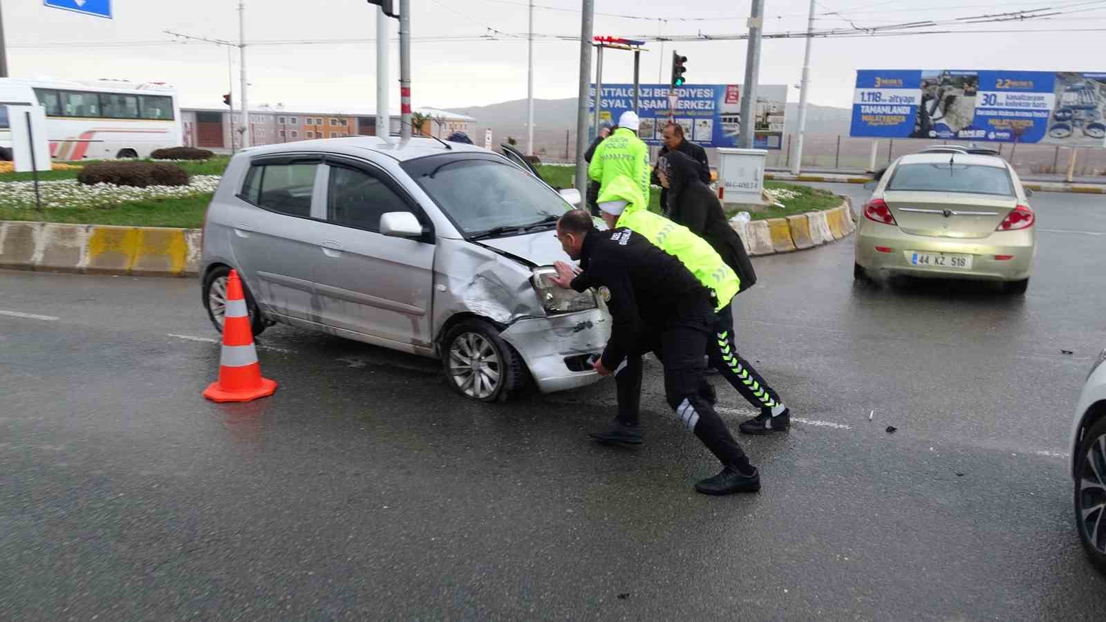 Otomobil ile çarpışan araç ters döndü: 2 yaralı

