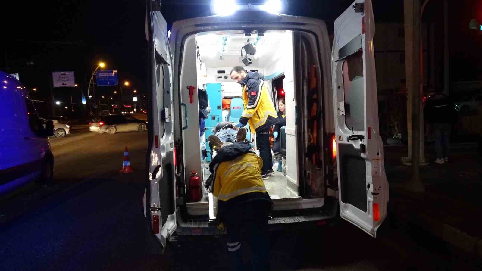 Otomobil ile çarpışan kamyonet devrildi: 1 yaralı
