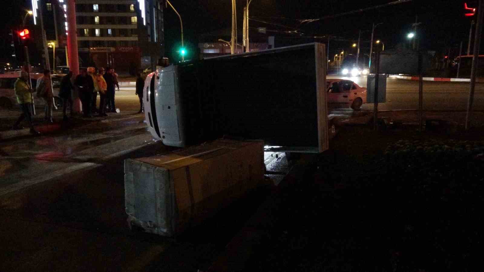 Otomobil ile çarpışan kamyonet devrildi: 1 yaralı
