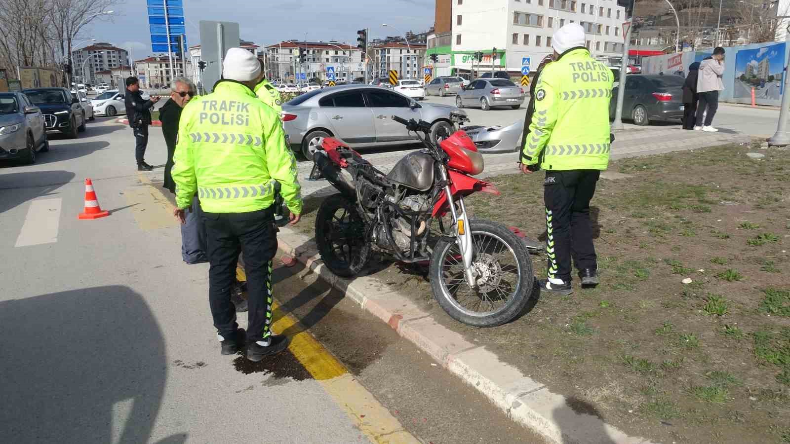 Otomobil ile çarpışan motosiklet sürücüsü kaçtı: 1 yaralı
