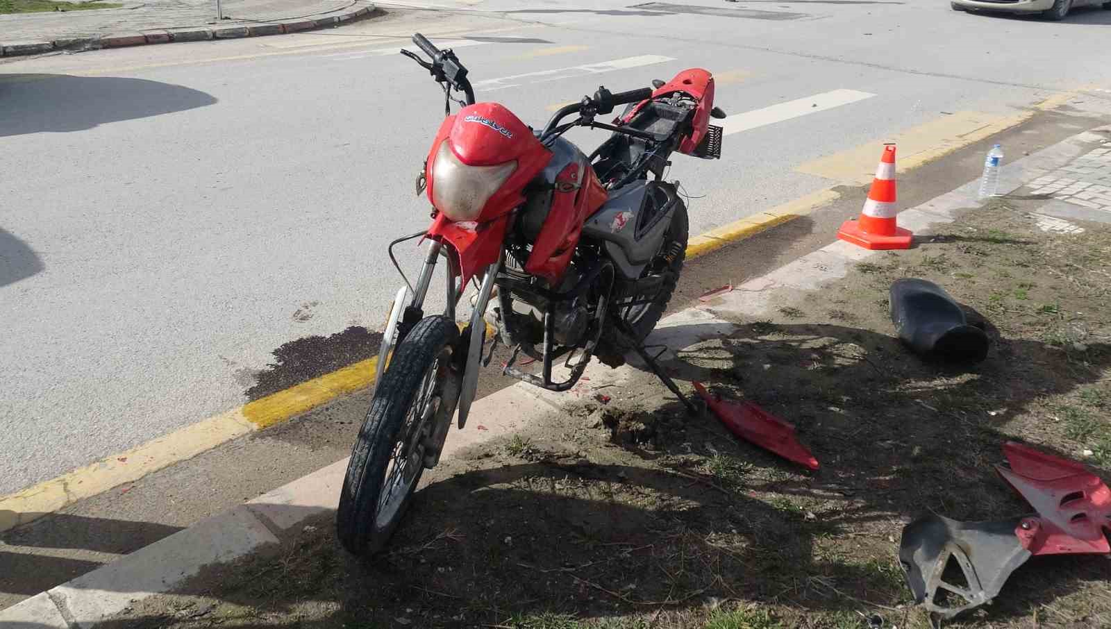 Otomobil ile çarpışan motosiklet sürücüsü kaçtı: 1 yaralı
