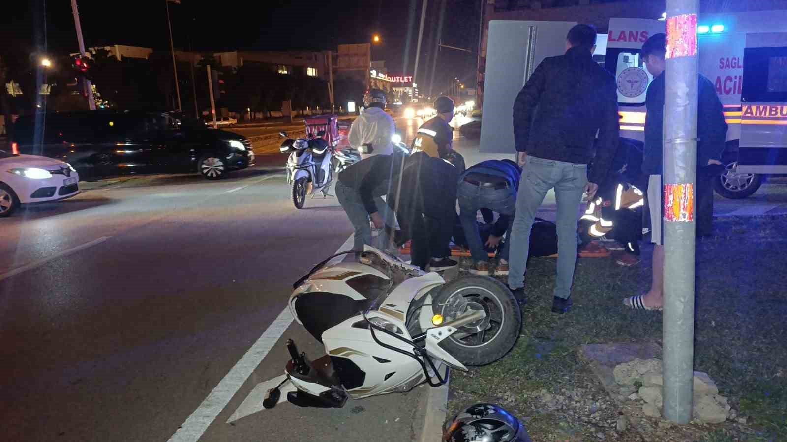 Otomobil ile çarpışan motosikletli acı içinde yerde kaldı
