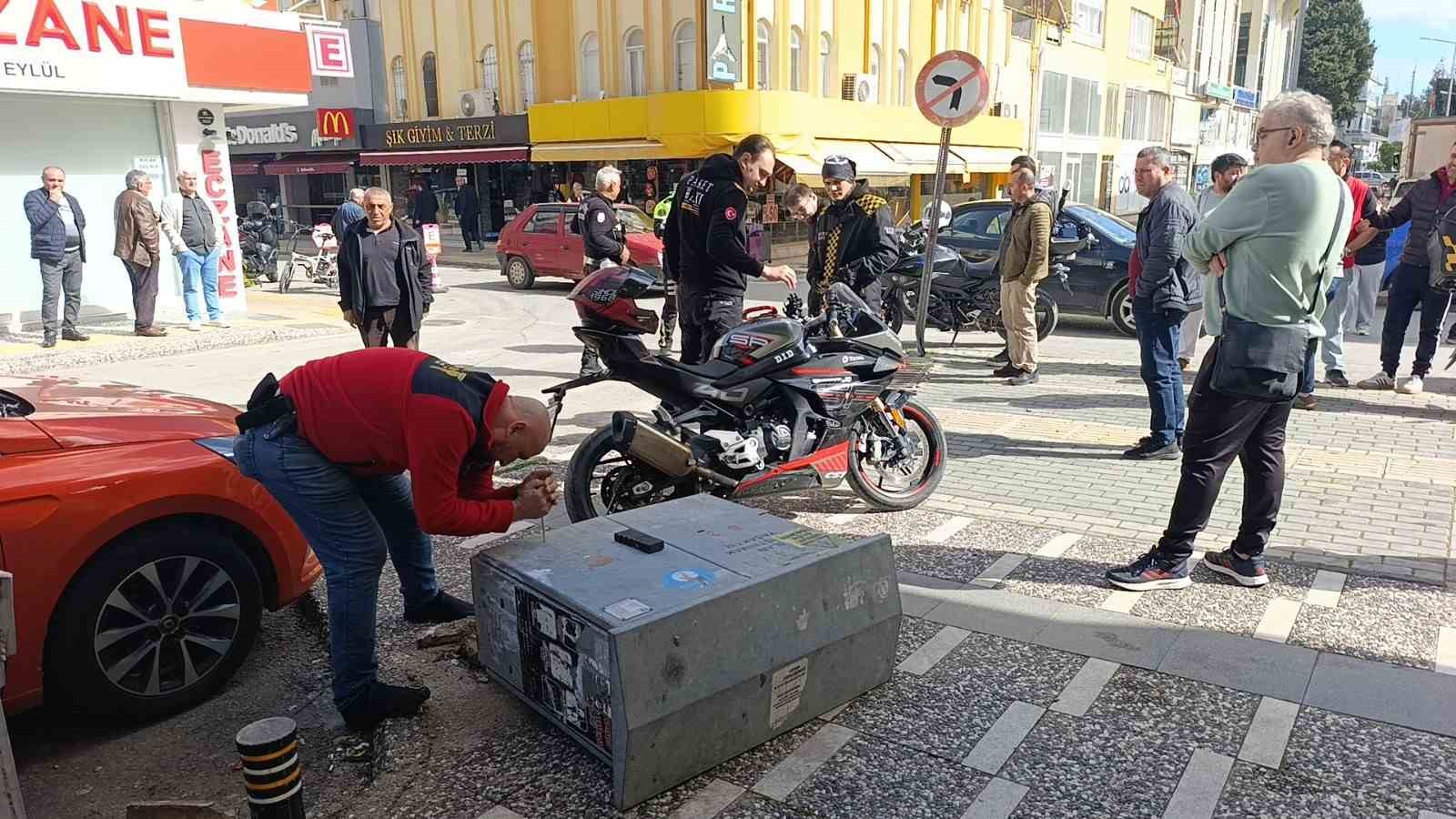 Otomobil ile çarpışan motosikletli metrelerce savruldu
