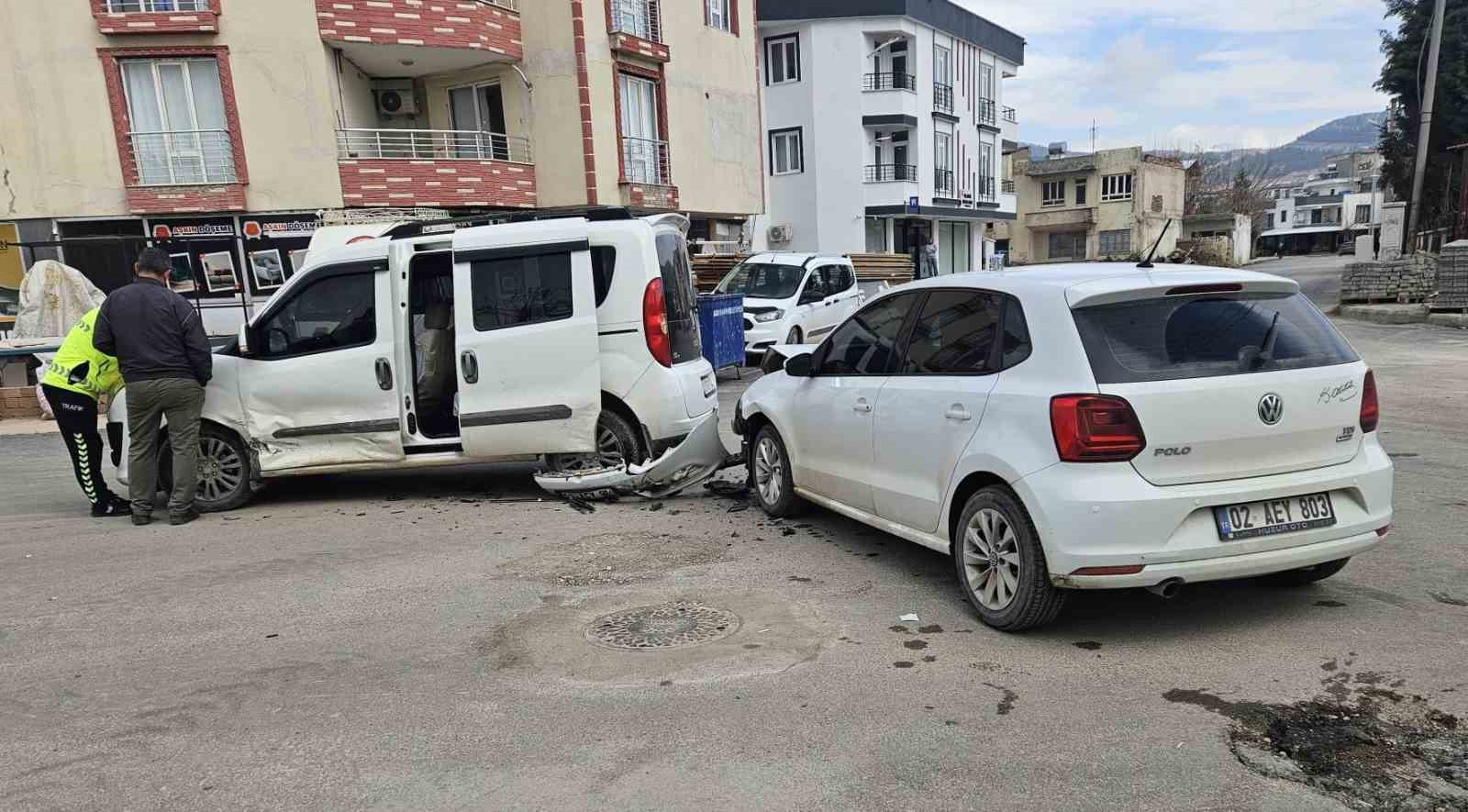 Otomobil ile hafif ticari araç çarpıştı: 1 yaralı
