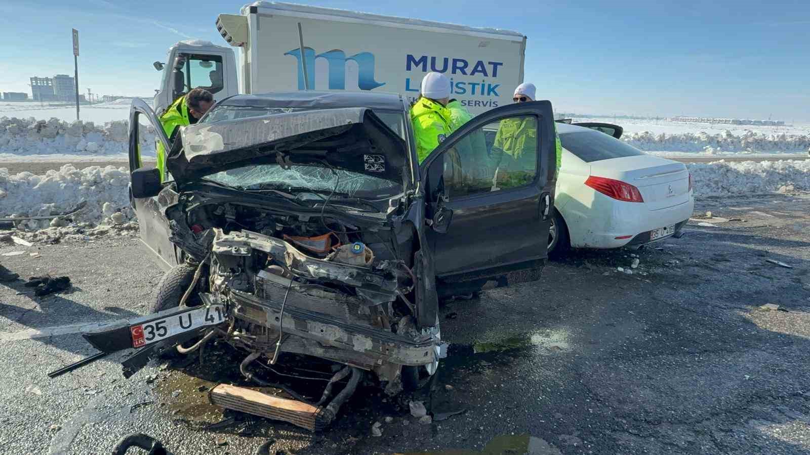 Otomobil ile hafif ticari araç çarpıştı: 12 yaralı
