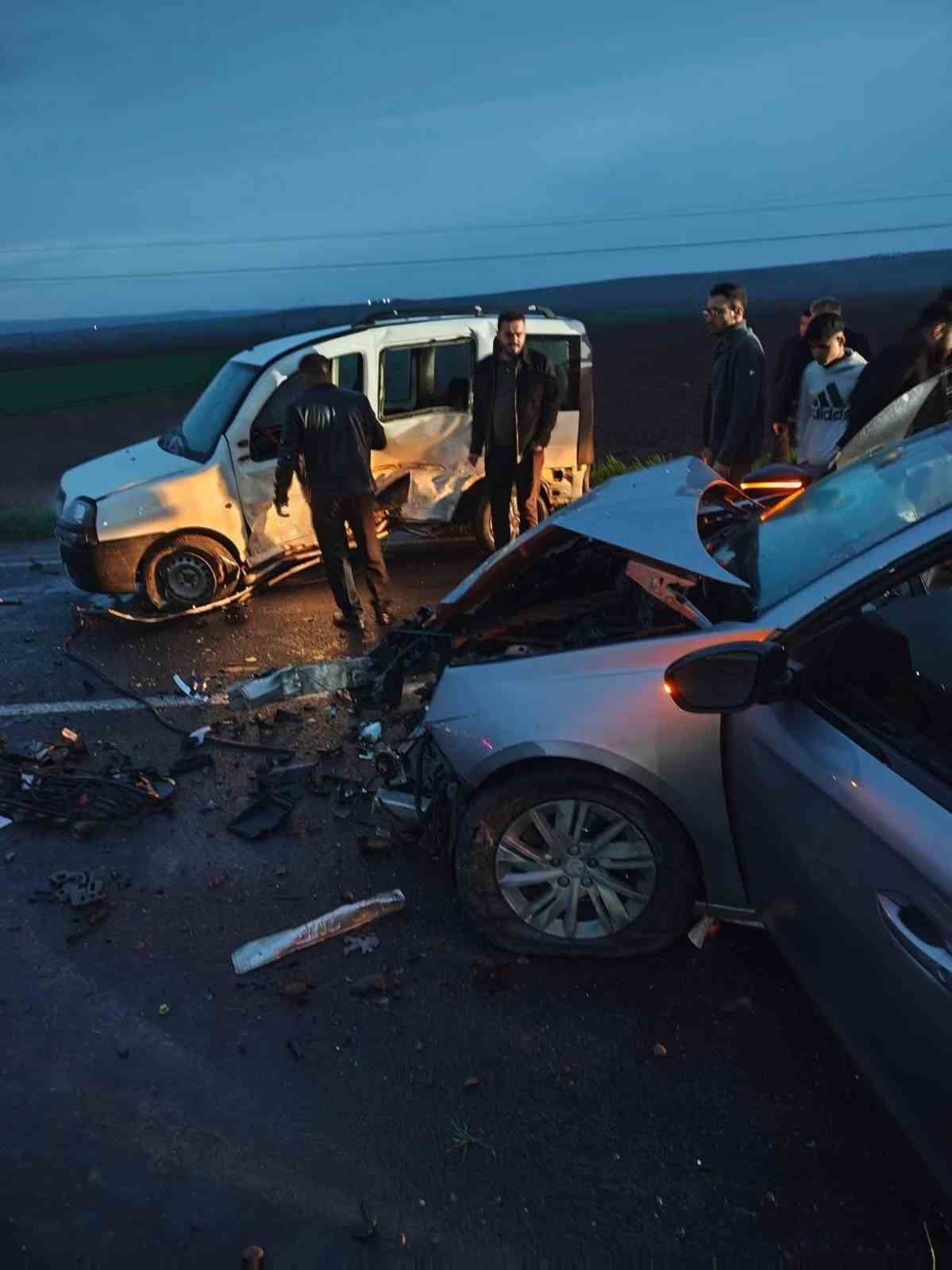 Otomobil ile hafif ticari aracın çarpıştığı kazada 4 yaralı
