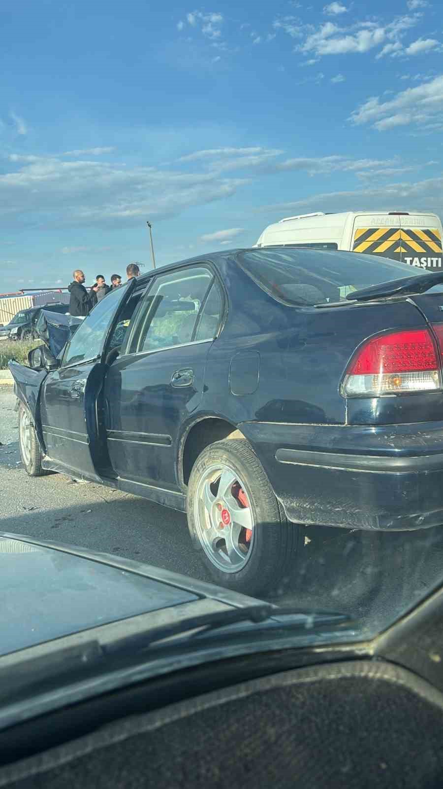 Otomobil ile işçi servisi çarpıştı: 6 yaralı
