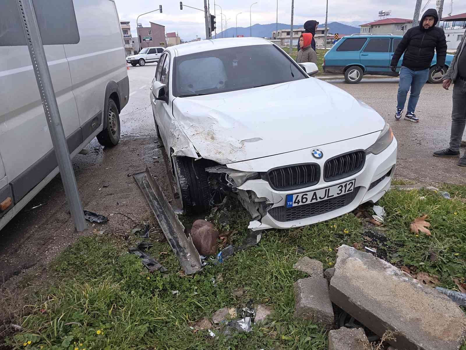 Otomobil ile minibüsün çarpıştığı kaza kamerada
