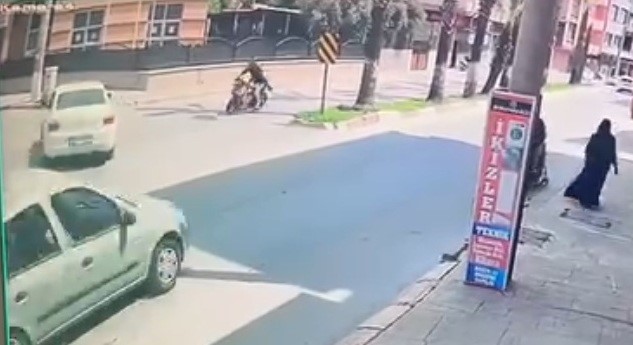 Otomobil ile motosiklet çarpıştı, 1 kişi yaralandı: O anlar kamerada

