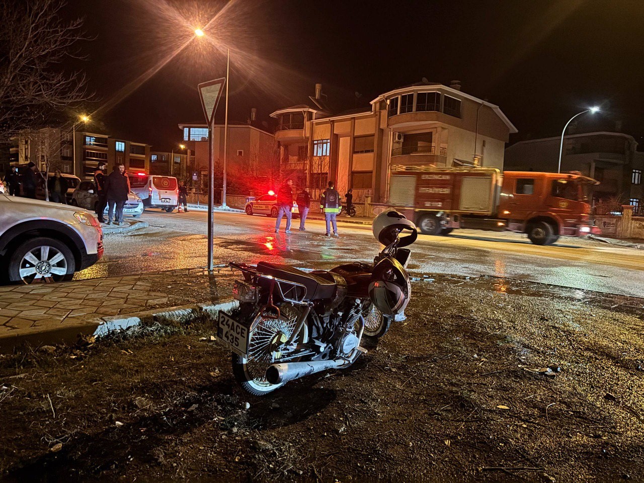 Otomobil ile motosiklet çarpıştı: 2 yaralı
