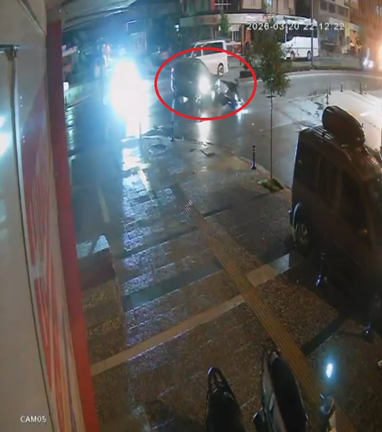 Otomobil ile motosikletin çarpışma anı kamerada: 1 yaralı
